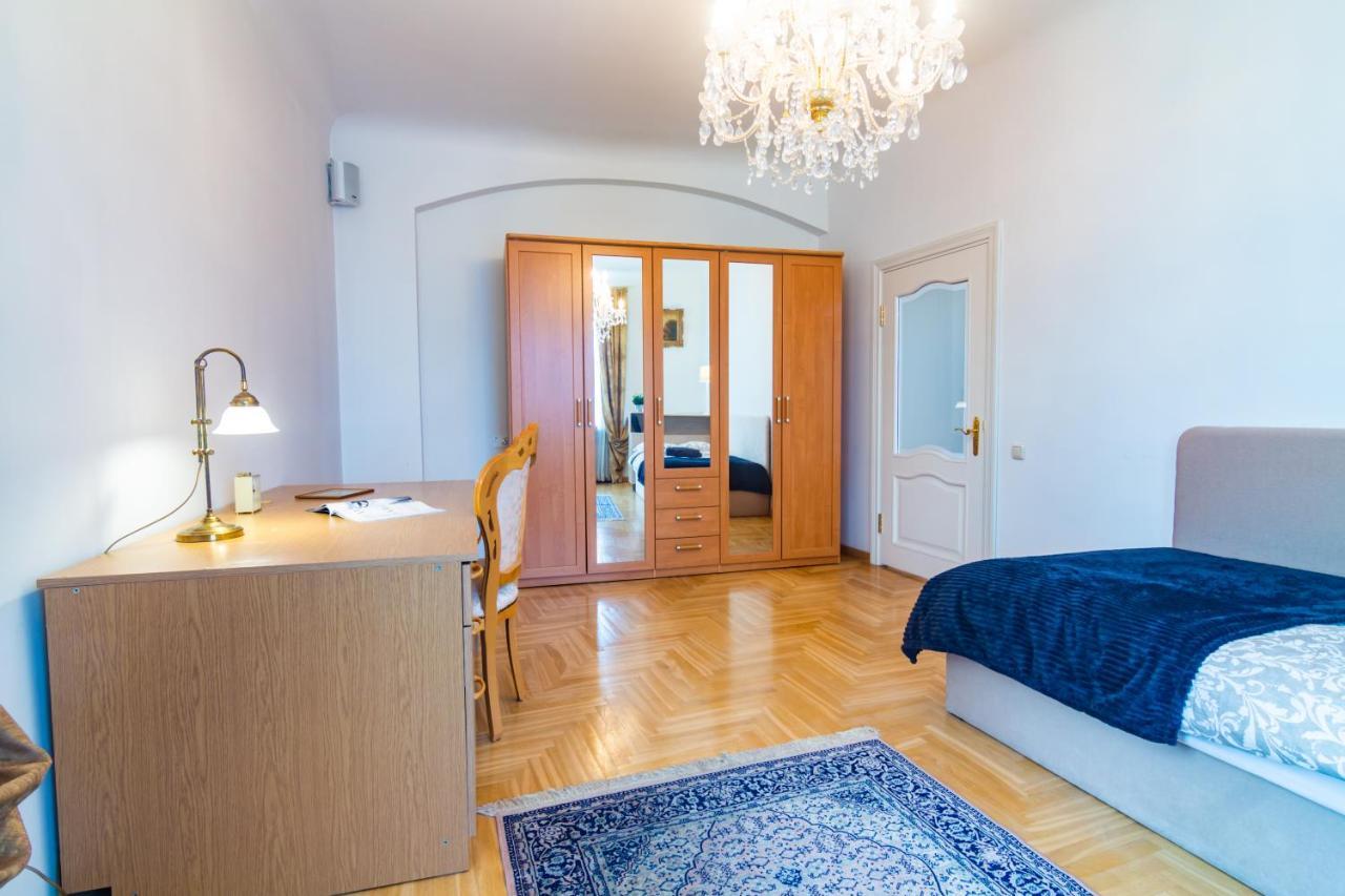 Classic Style Apartment In The Center Of Riga Exteriör bild