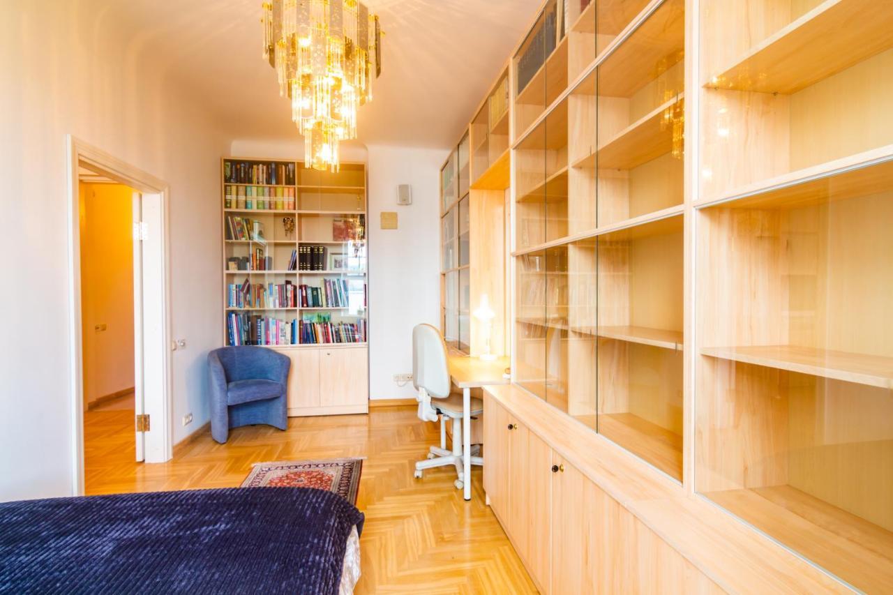 Classic Style Apartment In The Center Of Riga Exteriör bild