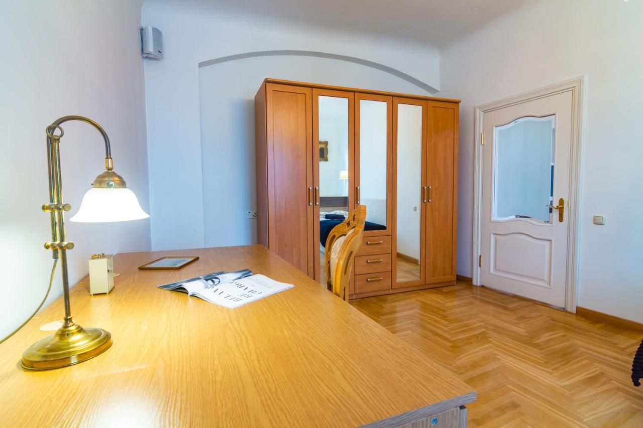 Classic Style Apartment In The Center Of Riga Exteriör bild