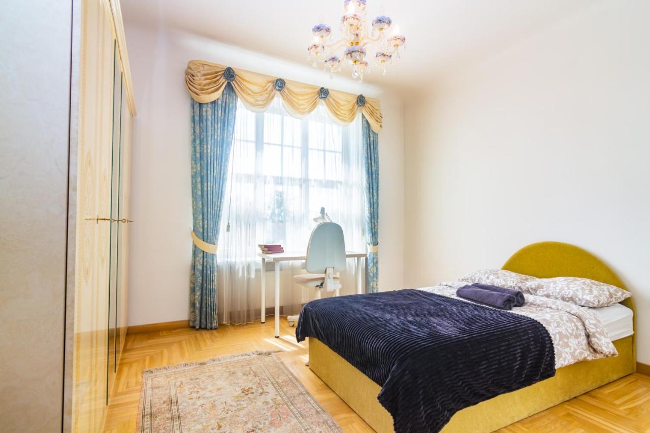 Classic Style Apartment In The Center Of Riga Exteriör bild