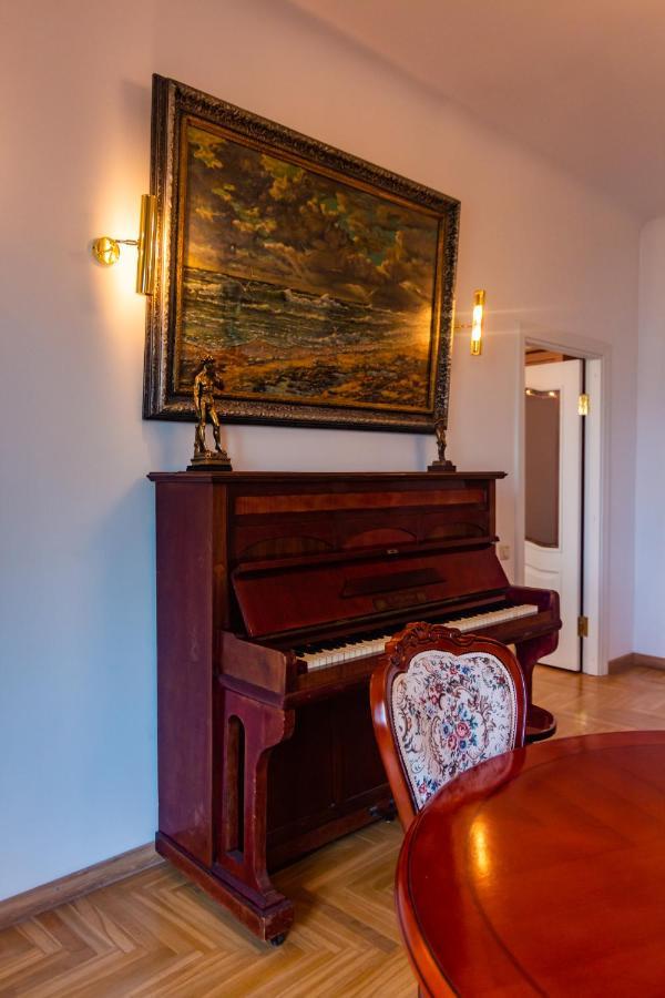 Classic Style Apartment In The Center Of Riga Exteriör bild