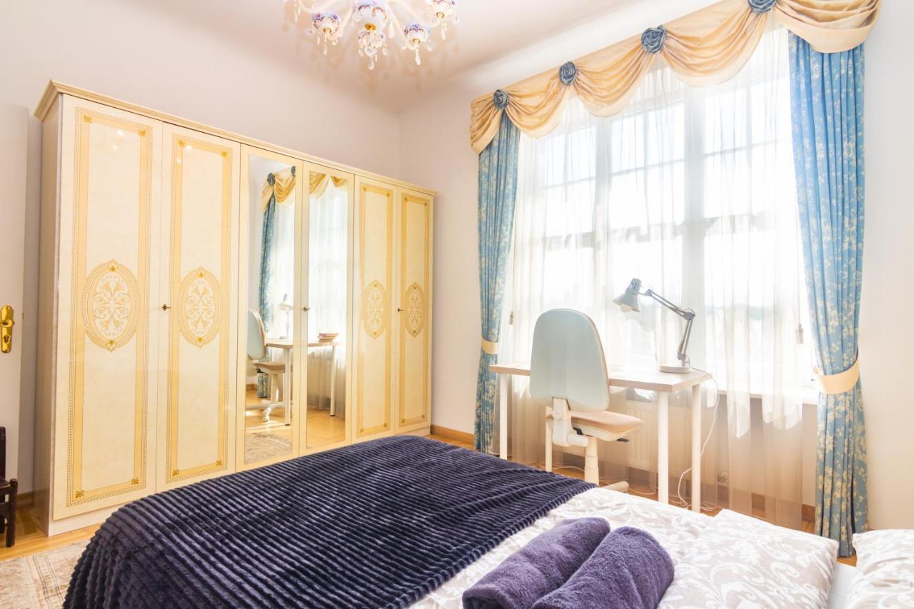 Classic Style Apartment In The Center Of Riga Exteriör bild