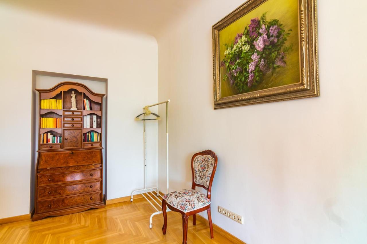 Classic Style Apartment In The Center Of Riga Exteriör bild