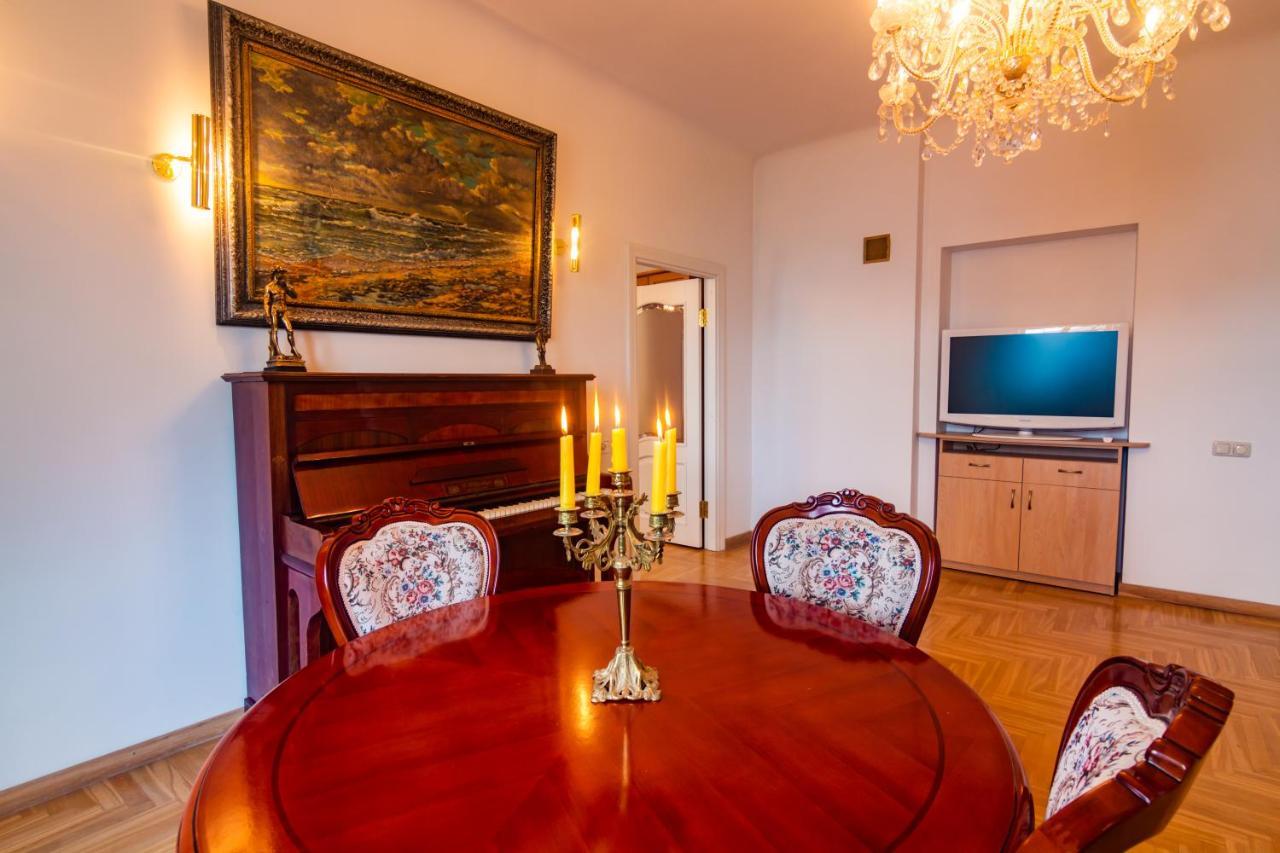 Classic Style Apartment In The Center Of Riga Exteriör bild
