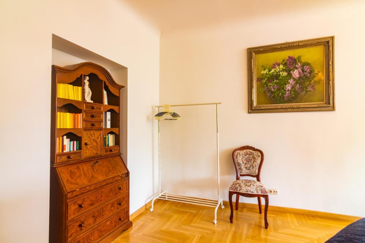 Classic Style Apartment In The Center Of Riga Exteriör bild